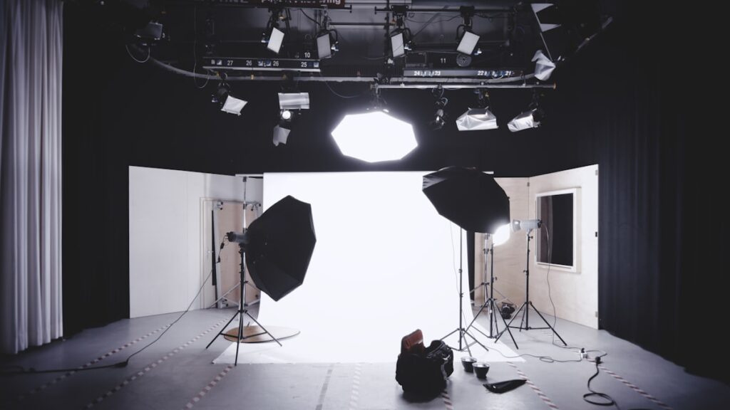 Set de estudio con camara, tripode e iluminacion preparado para una grabacion