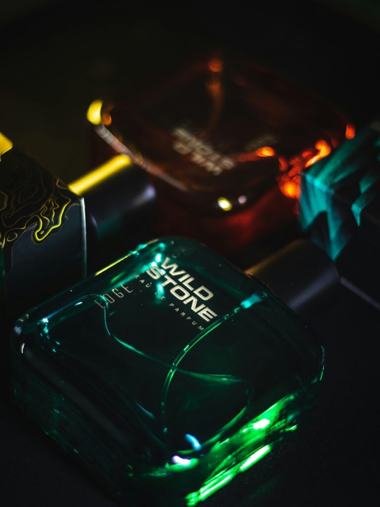 Fotografia de producto de un frasco de perfume sobre una mesa iluminada
